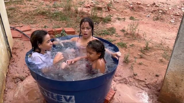 TAYNARA LEVANDO KAMYLINHA PRA CAIXA DE ÁGUA DELA 😱