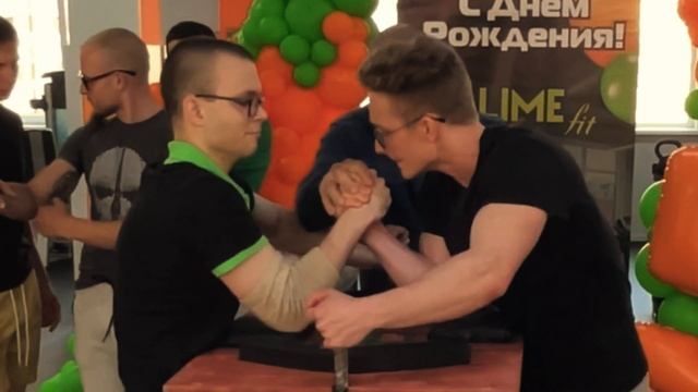 Мощная заруба в Lime Fit💪Первый турнир от ЗаруБатя✊#armwrestling #армрестлинг #sports #armfight