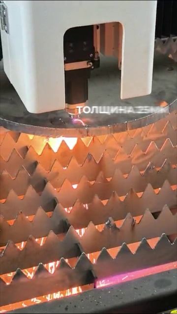 Резка стали на оптоволоконном станке для резки металла XTC-1530W/6000 Raycus смотреть онлайн