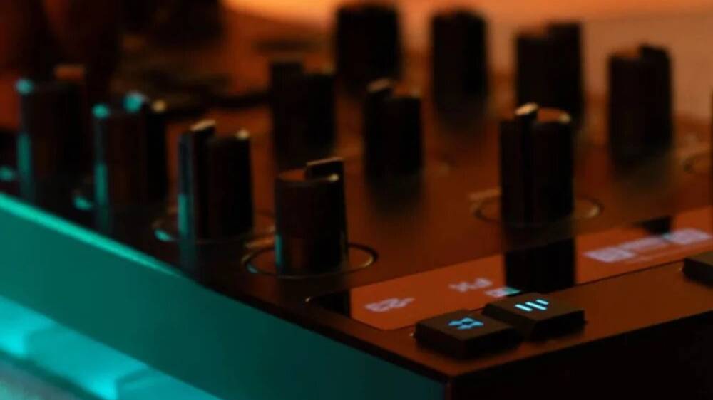 Getting started with Traktor Z1 MK2 DJ mixer _ Native Instruments смотреть онлайн