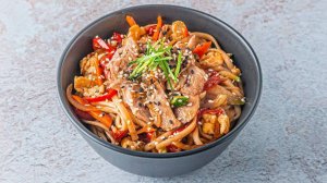 Лапша Wok!Удон с курицей и овощами в соусе терияки.