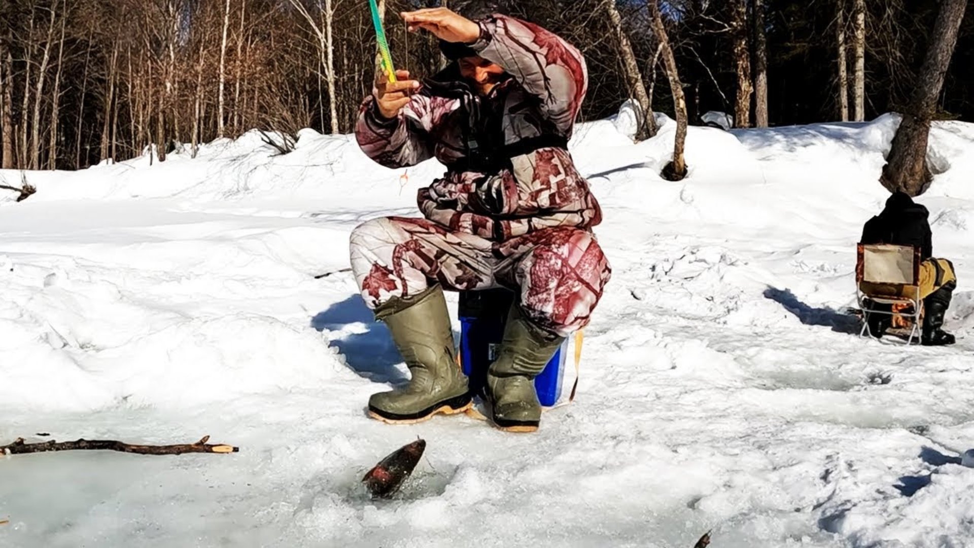 ЛОВЛЯ ХАРИУСА ЗИМОЙ. Как ловить хариуса зимой. Горная рыбалка на дальнем востоке. смотреть онлайн