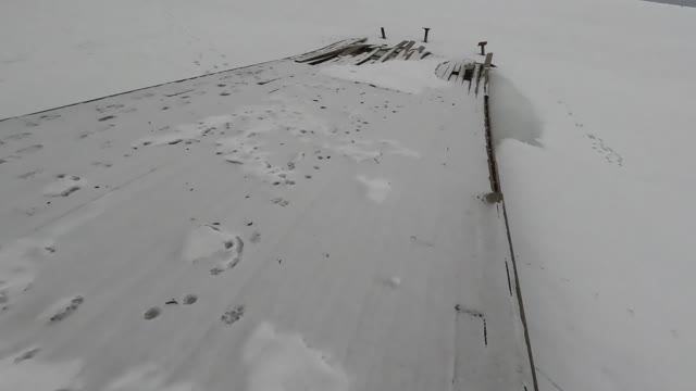 Еду по льду озера Сенеж в Солнечногорск.По пути исследовал разрушенный аномалией мостик для купания. смотреть онлайн