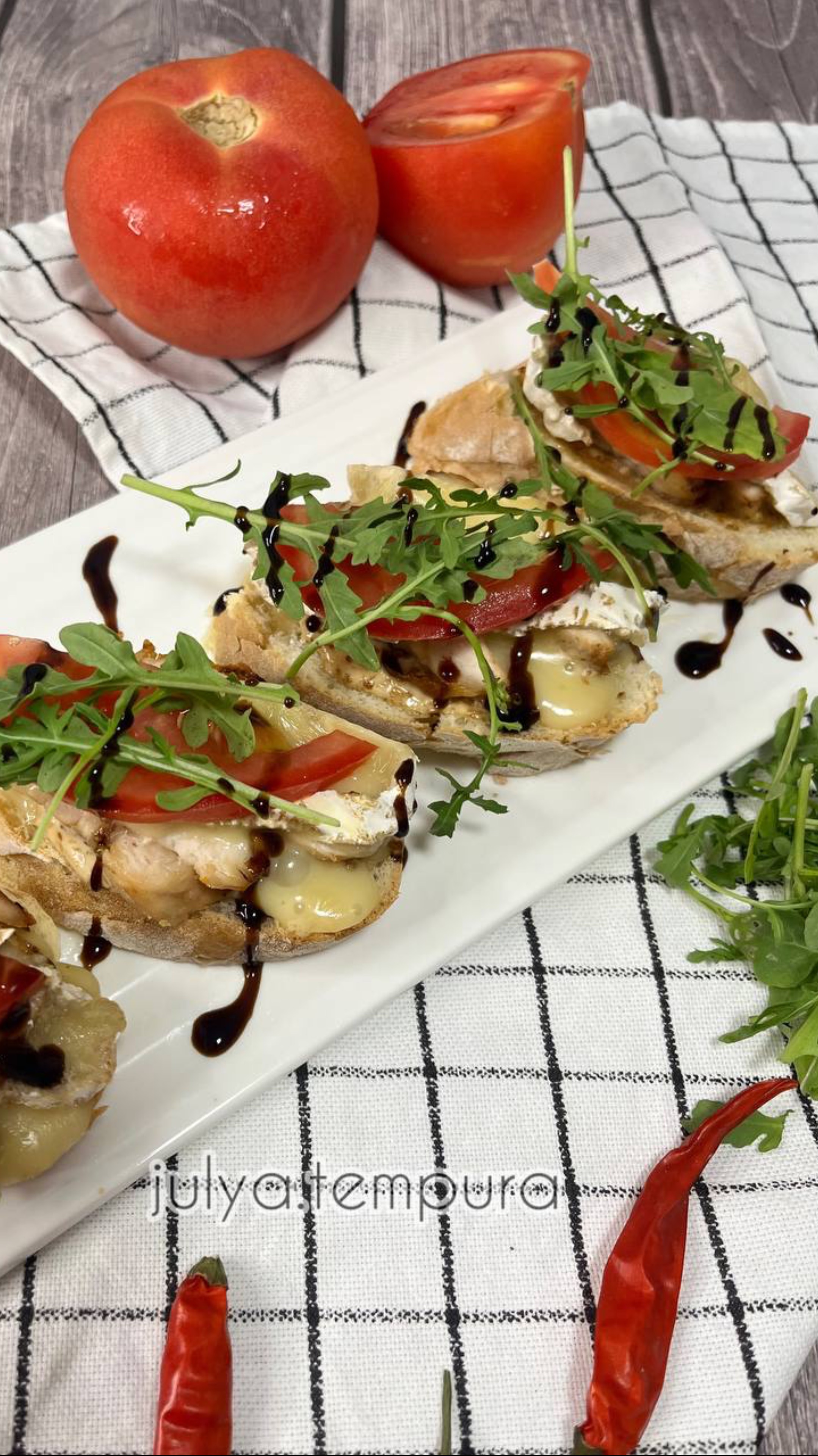 ТЕПЛЫЕ БРУСКЕТТЫ С КУРИЦЕЙ И СЫРОМ