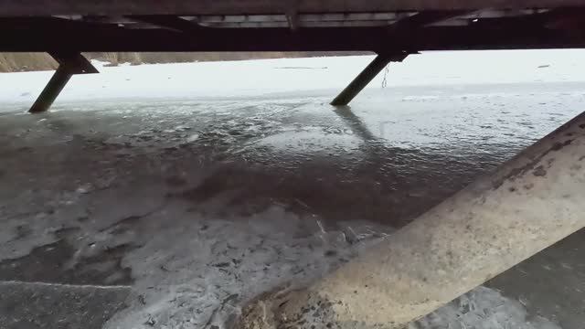 Мост на озере Сенеж в аварийном состоянии.Неведомая сила тянет его в само озеро.Что за Аномалия? смотреть онлайн