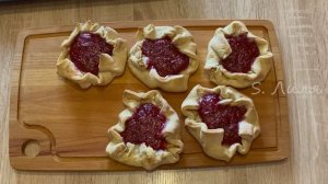 Слойки с замороженной ягодой.