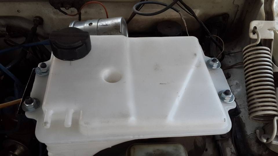Расширительный бачок нового образца на ГАЗ 3110, ЗМЗ 402 смотреть онлайн