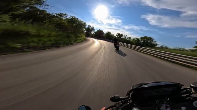 Suzuki sv650x & Ducati Monster 937 Road to Vodno смотреть онлайн