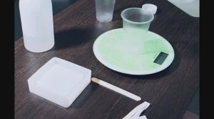 Пепельница из эпоксидной смолы, простой дизайн.