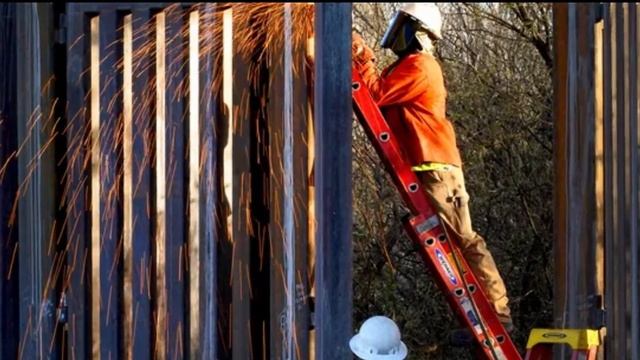 Arizona bypasses feds to fill border wall gap смотреть онлайн
