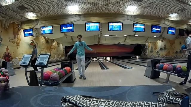 Часть 2.Играем в АЭРО хоккей и боулинг, батл между мной и моими друзьями . смотреть онлайн