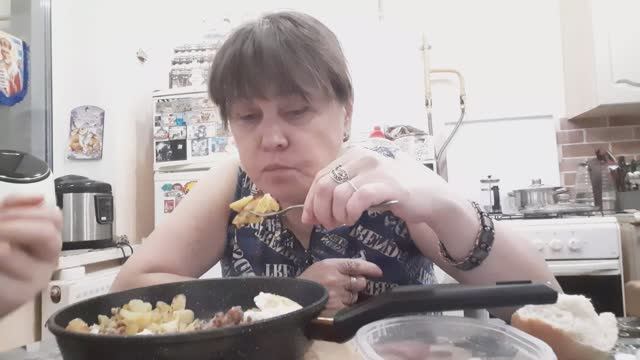 Мчу домой с деревни, Плюшка один а на дворе почти ночь , Мукбанг с Дочкой смотреть онлайн