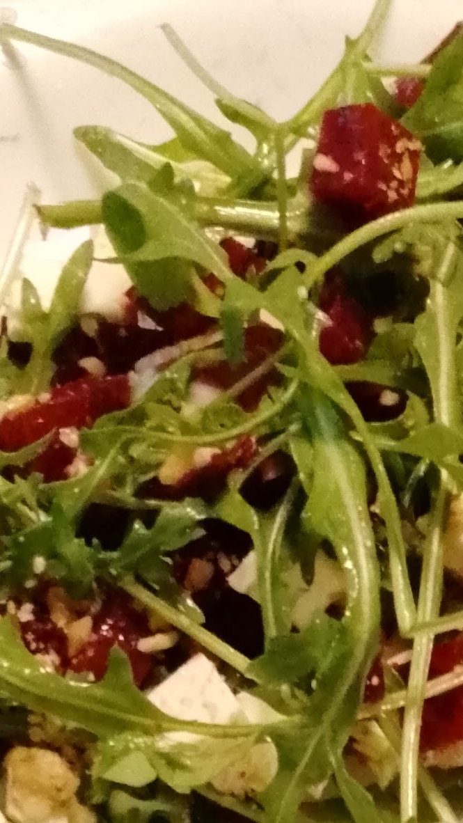 сегодня к ужину такой салат с руколой, сыром фета и свеклой