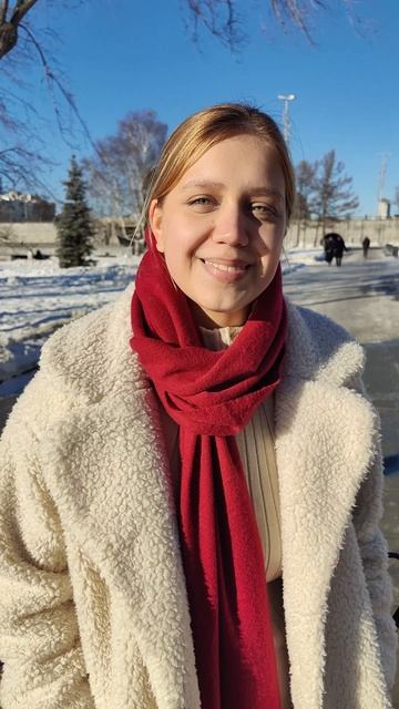 Сама подошла!