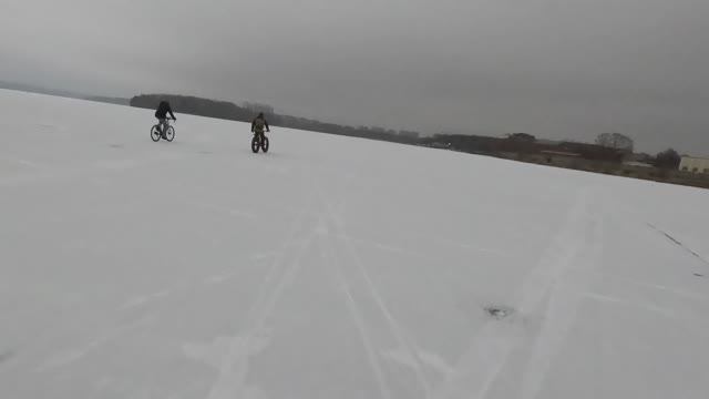 Механизированная Бригада едет по льду озера Сенеж до Веретьевского пляжа.А оттуда обратно в город. смотреть онлайн