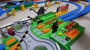 Томас и его друзья! ☆ Большая гора. Станция, мост и железнодорожный переезд