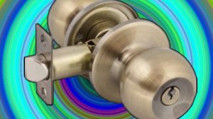 Как снять круглую ручку с двери.