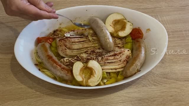 Колбаски с капустой и картошкой в духовке. смотреть онлайн