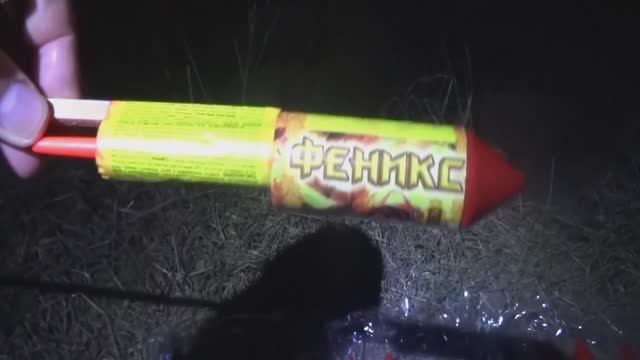 Ракеты РУССКАЯ ПИРОТЕХНИКА,запускаем одиночный салют-ракета фейерверк ночью смотреть онлайн