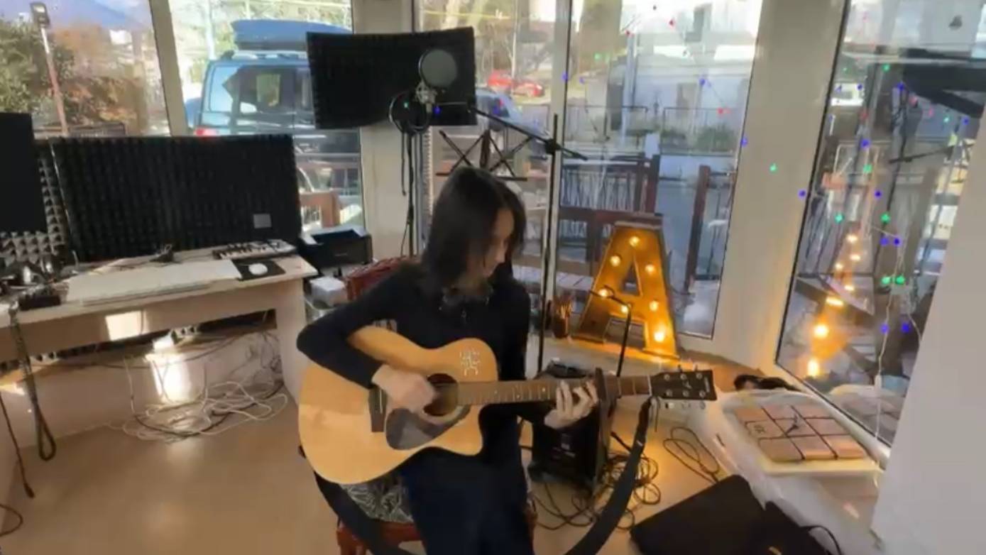 Музыкальная пауза наших волонтеров прям во время работы по декорированию помещения арт-пространства