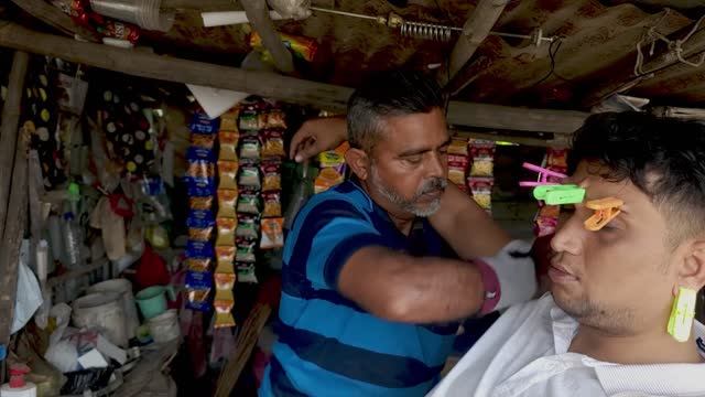 ИНТЕНСИВНЫЙ АКУПРЕССУАРНЫЙ МАССАЖ ГОЛОВЫ ОТ УЛИЧНОГО БРАКЕРИШНИКА НА ОБОЧИНЕ ДОРОГ смотреть онлайн