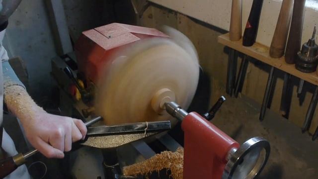 Woodturning a Yew Tree trunk platter / bowl. смотреть онлайн