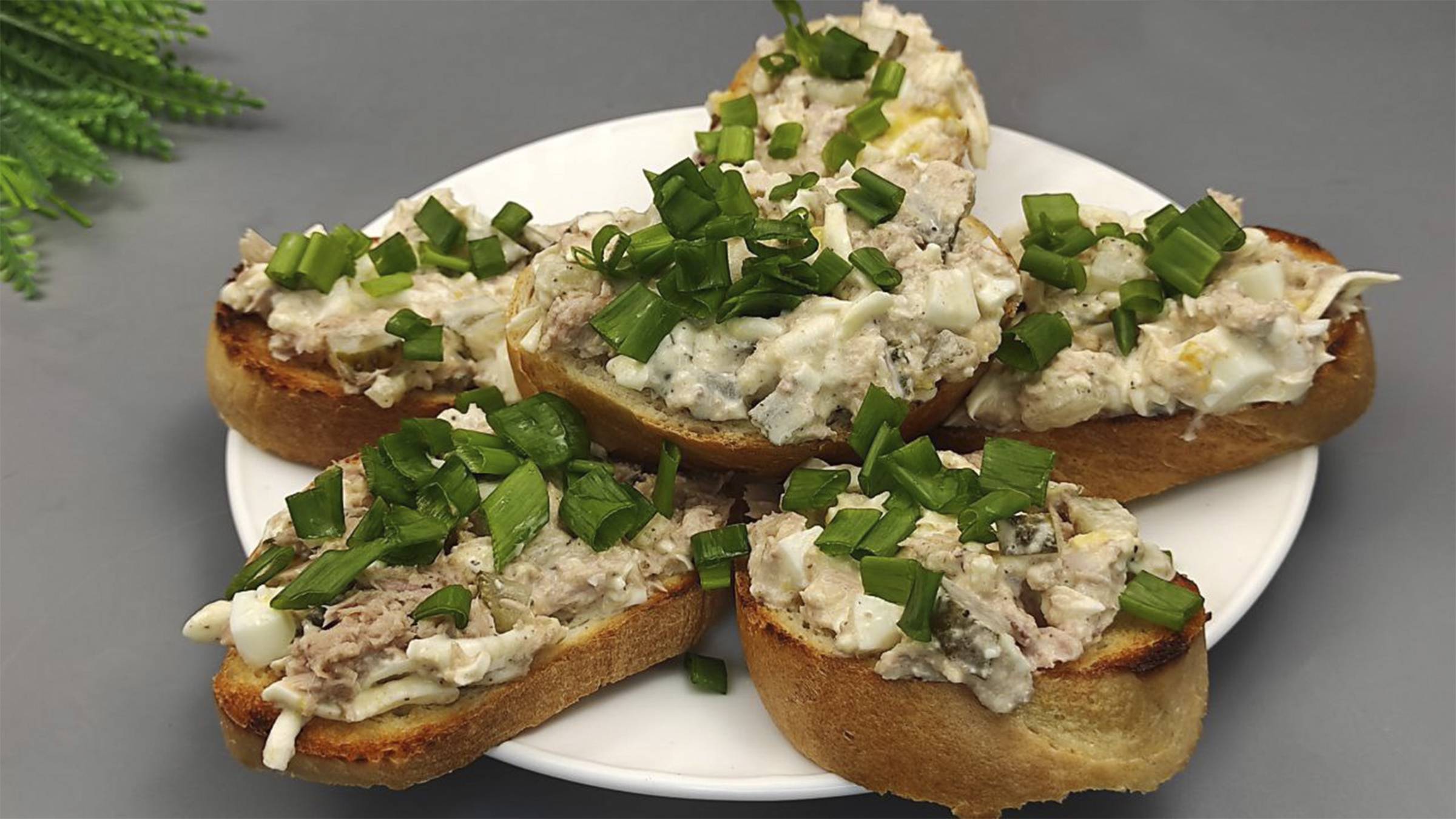 Бутерброды с тунцом на завтрак. Вкусная закуска за 15 минут! смотреть онлайн