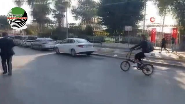 Saygı duruşu sırasında yaşanan zincirleme kazada 6 araç birbirine girdi смотреть онлайн