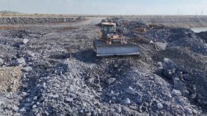 Строительство, большое количество щебня, планировка