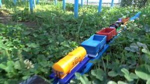 Паровозик Томас перевозит гру в парке ☆ Железная дорога для детей