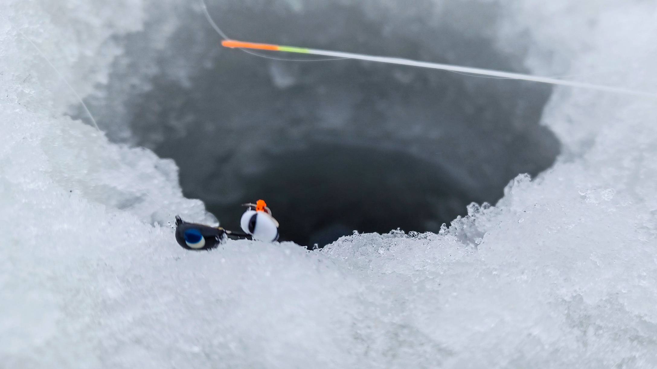 ОПУСТИЛ безмотылку в РАКУШЕЧНИК, пошёл ЗАГИБ за ЗАГИБОМ. Рыбалка зимой смотреть онлайн