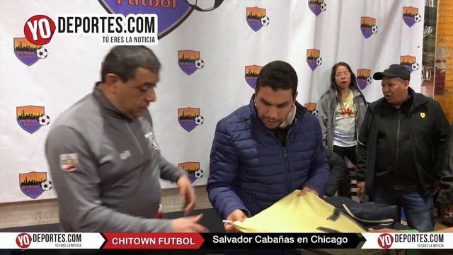 Cientos saludaron y se tomaron foto con Salvador Cabañas en Chitown Futbol de Chicago смотреть онлайн