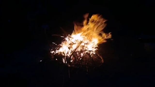 Идём на пикник, ходим в заброшенном доме смотреть онлайн