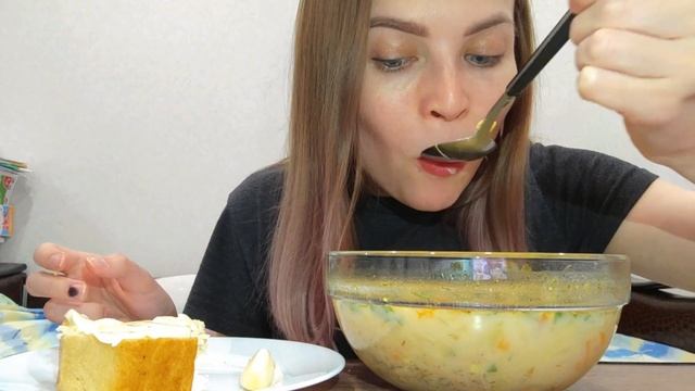мукбанг/ суп домашний ЩИ 🍲/ хлеб с маслом + чеснок/ mukbang/ ужинаю дома смотреть онлайн