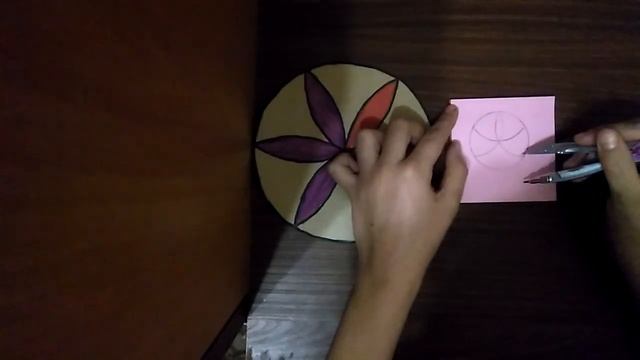 Рисуем циркулем цветочек. смотреть онлайн