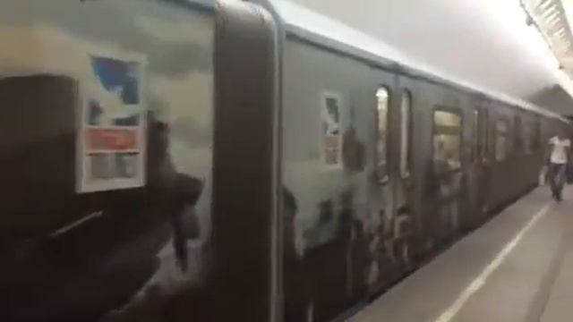 Метропоезд 81-760А "70 лет великой победы" на станции Кузнецкий мост смотреть онлайн
