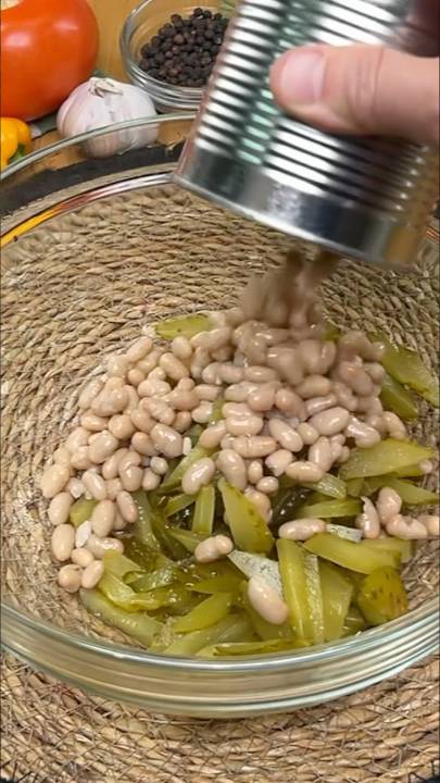 Беру банку фасоли и солёные огурцы, Готовлю потрясающий салат