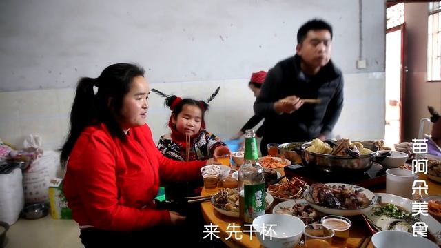 苗大姐喜庆牛年，一家人欢聚一堂，左手糯米右手抓肉超热闹！【苗阿朵美食】 смотреть онлайн