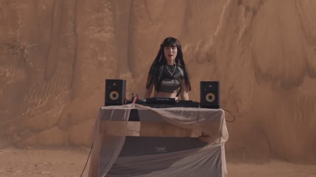 YOUNA - Melodic Techno & Progressive House DJ Mix 13 @ Red Sand Desert I Dubai смотреть онлайн