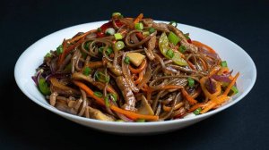Лапша WOK!Соба со свининой и овощами в соусе терияки.