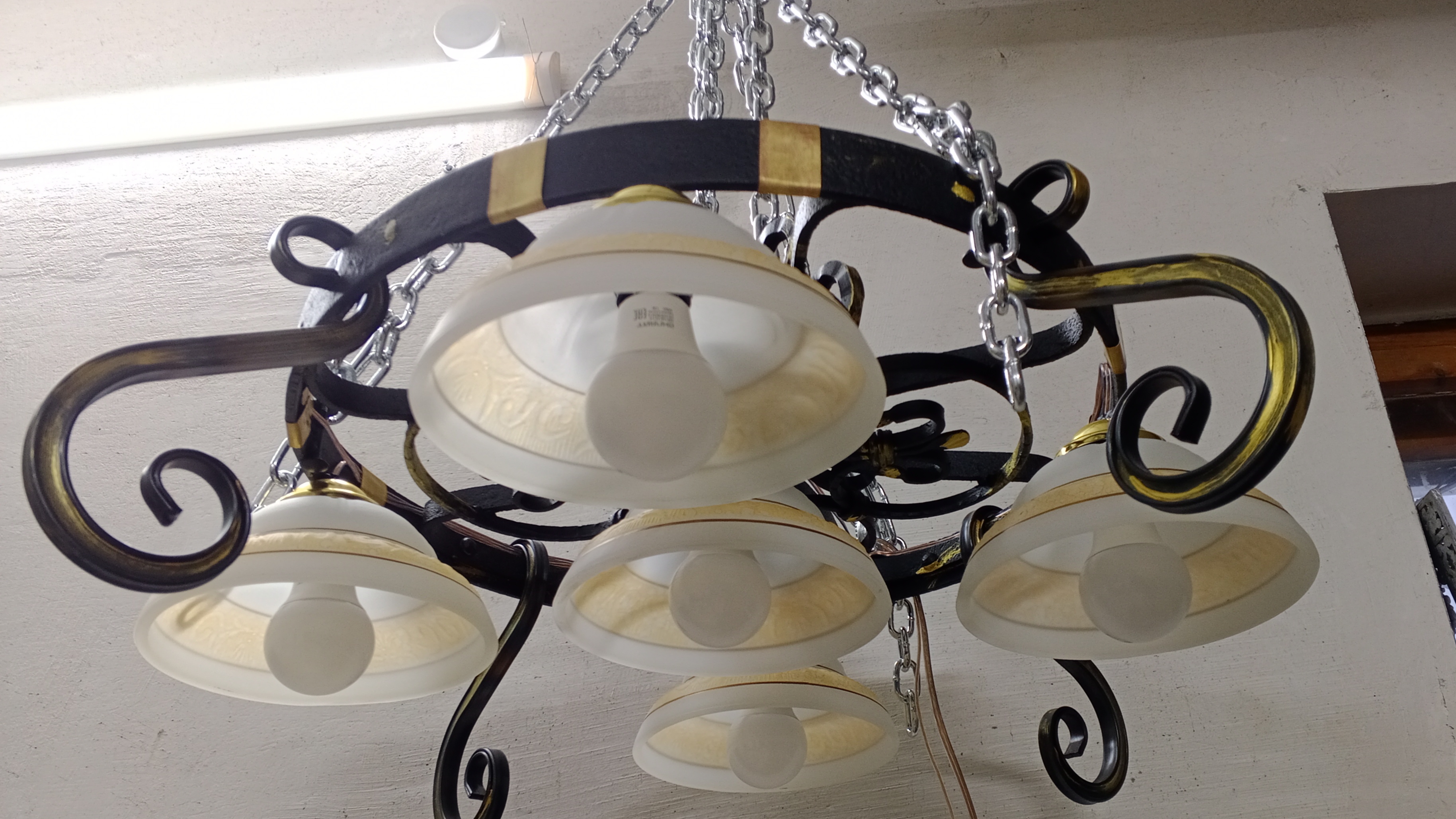 Люстра в силе лофт из колеса от телеги.