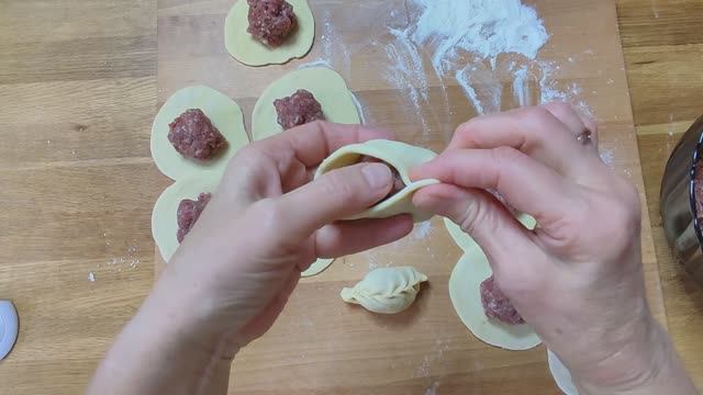 Калмыцкие бёрики: сочнее, чем пельмени смотреть онлайн