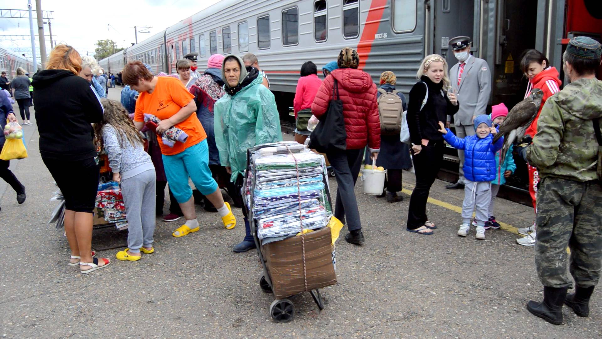 Дядька с соколом на станции Канаш