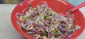 Салат с красной фасолью, солёными огурцами, фиолетовым луком и куриной грудкой.