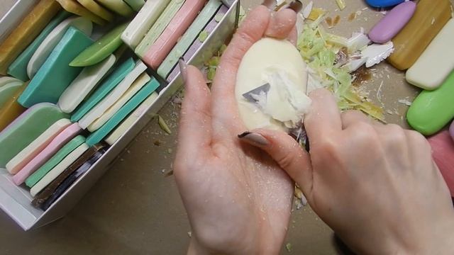 АСМР Режу и ломаю мыльные пластинки (обрезки) ASMR I cut and break the soap plates. смотреть онлайн