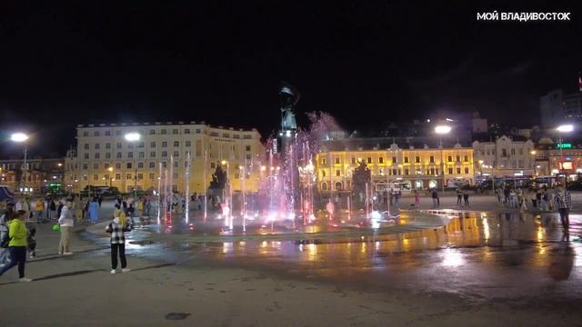 Вечерний Владивосток,фонтан на площади (16 сентября 2023). смотреть онлайн