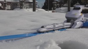 Давайте поиграем в железную дорогу построенную на снегу!