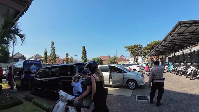 Наш сын пошел в ШКОЛУ на БАЛИ! Мы такого не ожидали… смотреть онлайн