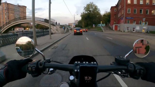 На Sportster 883r по пробкам