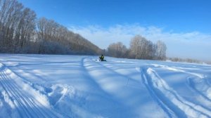 снегоход ларвен в глубокам снегу едим на работу